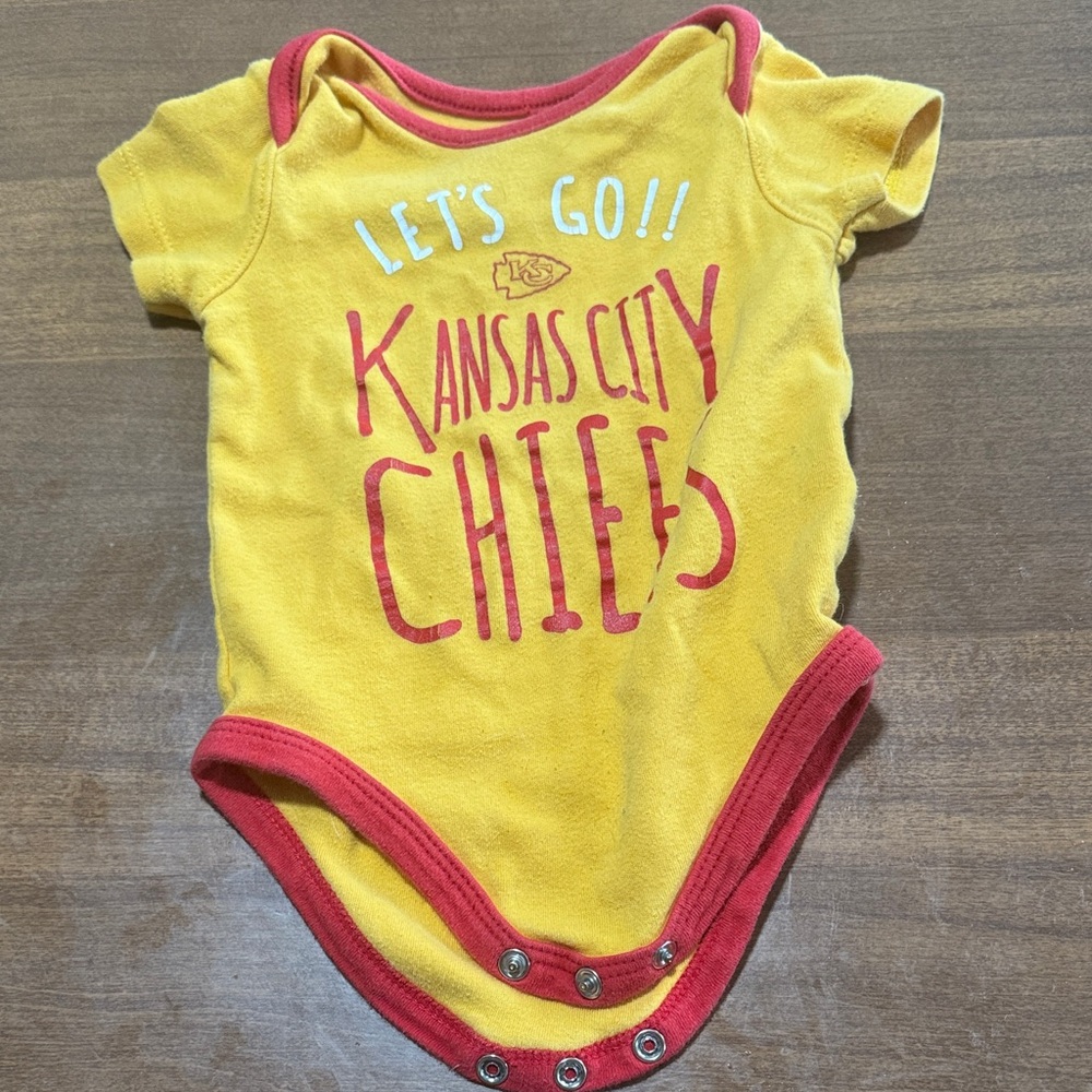 Kansas City Chiefs and Royals Baby Onesie Set - Picture 3 of 5